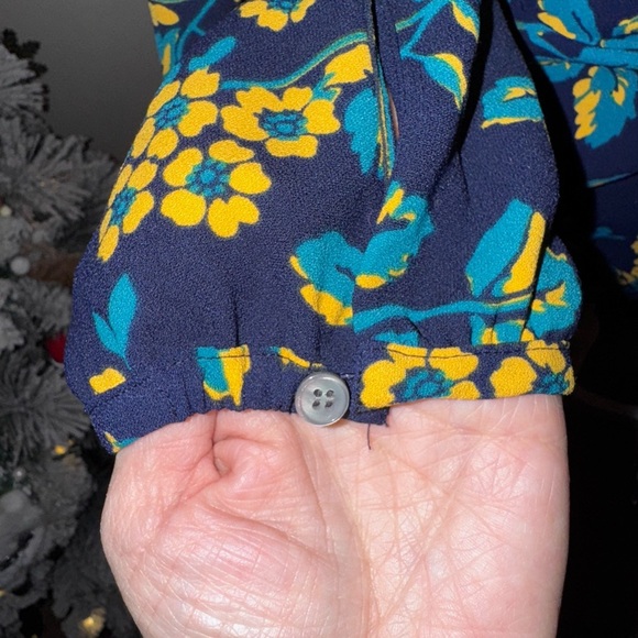 J Crew Floral Drapey Crepe Wrap Top size M EUC - Picture 7 of 12